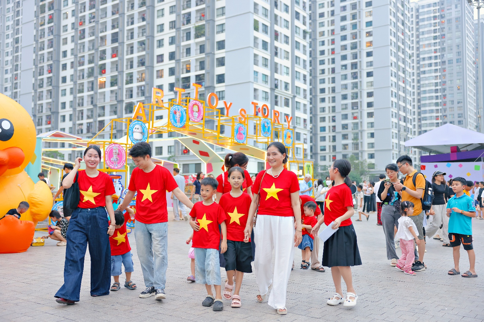 Vincom tổ chức chuỗi sự kiện "Việt Malliday – Hè Holiday": Trải nghiệm hè rực rỡ gắt kết tinh thần Việt- Ảnh 2. hi88.con tổ chức chuỗi sự kiện "Việt Malliday – Hè Holiday": Trải nghiệm hè rực rỡ gắt kết tinh thần Việt- Ảnh 2.