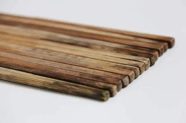 Bác sĩ đến chơi nhà, thấy đôi đũa trên bàn ăn thì lập tức quát to: "Sao còn chưa vứt đi?!"- Ảnh 2.