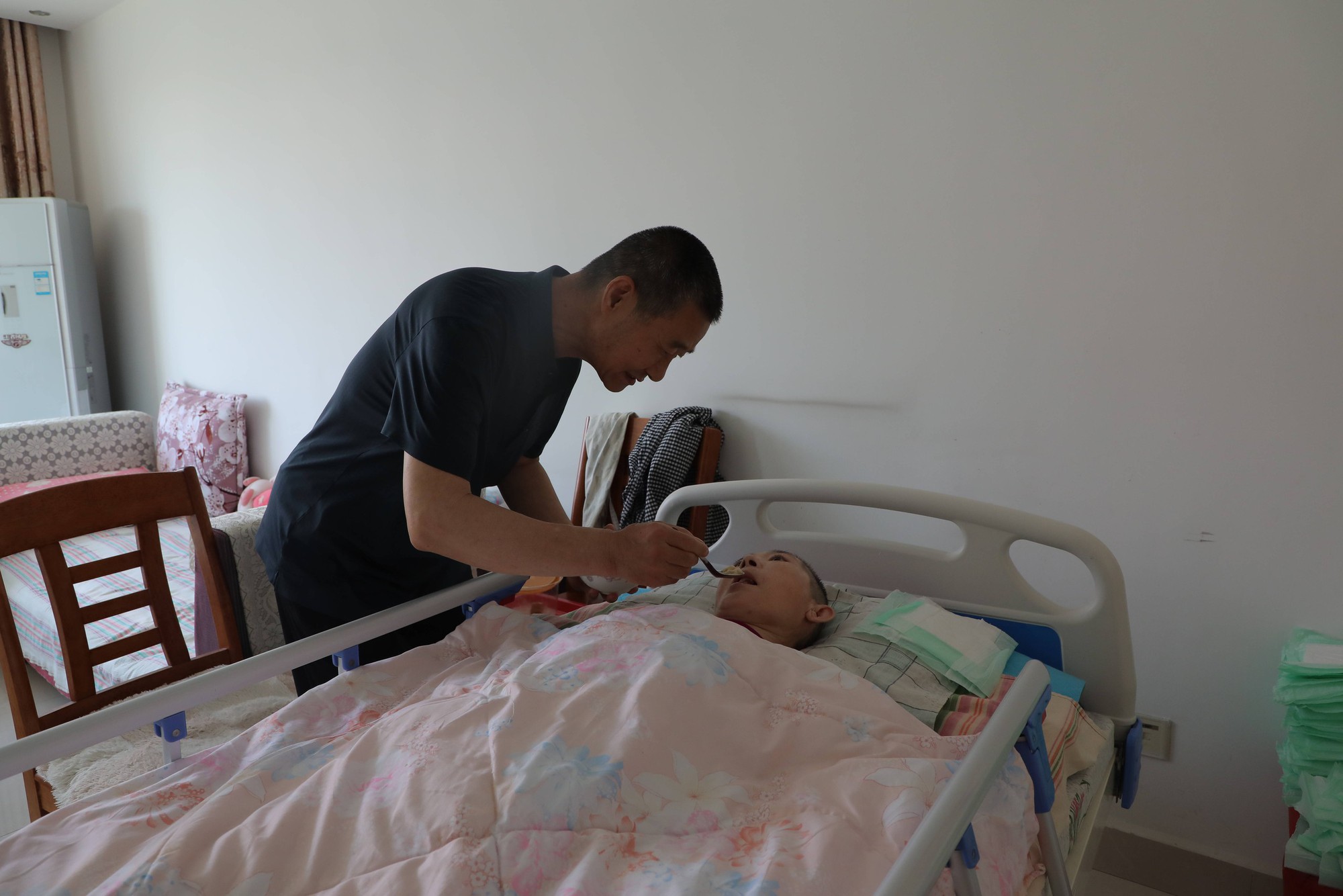 Ngày mẹ nhập viện, bà dúi vào tay tôi chiếc chìa khóa tủ và dặn một câu mơ hồ, tìm hiểu căn nguyên, tôi ngã vật ra vì sốc- Ảnh 1. Ngày mẹ nhập viện, bà dúi vào tay tôi chiếc chìa khóa tủ và dặn một câu mơ hồ, tìm hiểu căn nguyên, tôi ngã vật ra vì sốc- Ảnh 1.