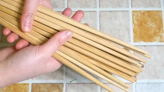 Bác sĩ đến chơi nhà, thấy đôi đũa trên bàn ăn thì lập tức quát to: "Sao còn chưa vứt đi?!"- Ảnh 4.