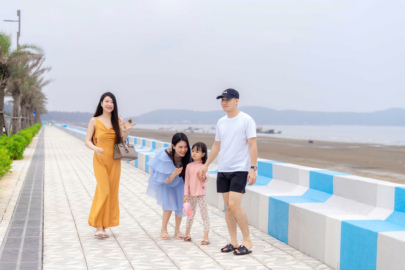 Hơn 10.000 người “đổ bộ” bờ biển Vlasta - Sầm Sơn tham gia Lễ Hội Kem trong dịp nghỉ lễ 30/4 - 01/05- Ảnh 9. Hơn 10.000 người “đổ bộ” bờ biển Vlasta - Sầm Sơn tham gia Lễ Hội Kem trong dịp nghỉ lễ 30/4 - 01/05- Ảnh 9.