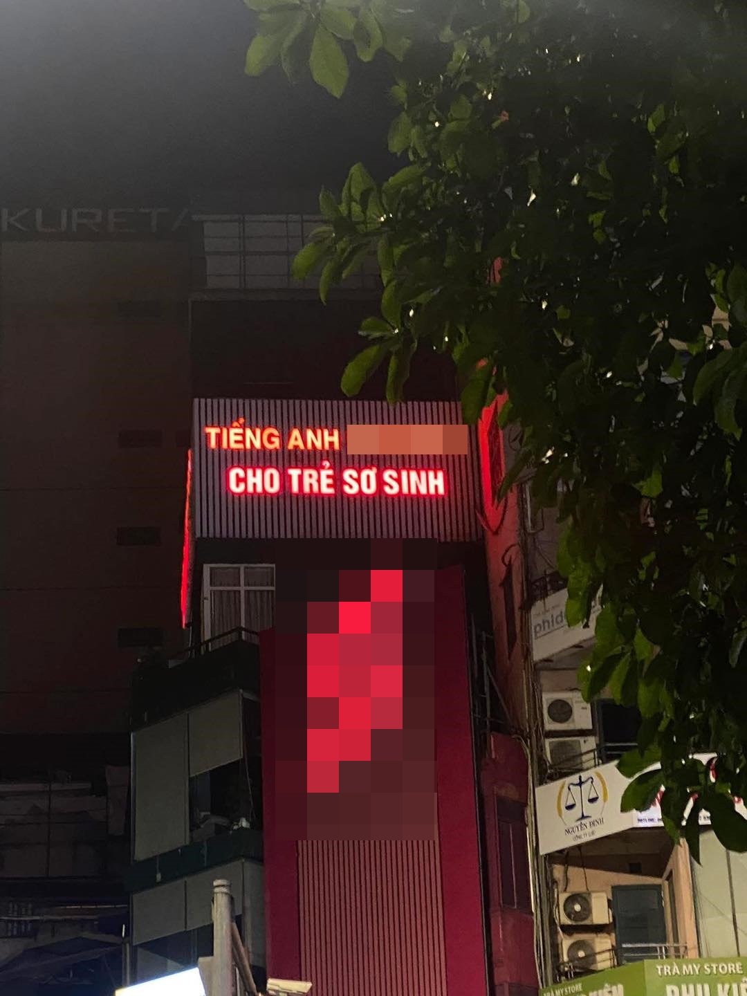 Tấm biển quảng cáo ngang đường "tiếng Anh cho trẻ sơ sinh" khiến MXH đứng hình: "Khéo đầy năm là có trong tay bằng IELTS 7.0 chứ không đùa"- Ảnh 1. Tấm biển quảng cáo ngang đường "tiếng Anh cho trẻ sơ sinh" khiến MXH đứng hình: "Khéo đầy năm là có trong tay bằng IELTS 7.0 chứ không đùa"- Ảnh 1.