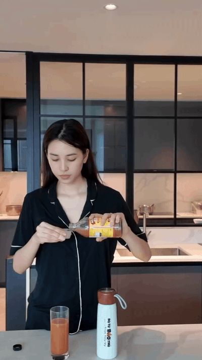 Mỹ nhân "nghìn năm có một" cứ 8 giờ sáng là uống loại nước này để da sáng dáng đẹp, chị em làm theo cực dễ- Ảnh 3. Mỹ nhân "nghìn năm có một" cứ 8 giờ sáng là uống loại nước này để da sáng dáng đẹp, chị em làm theo cực dễ- Ảnh 3.