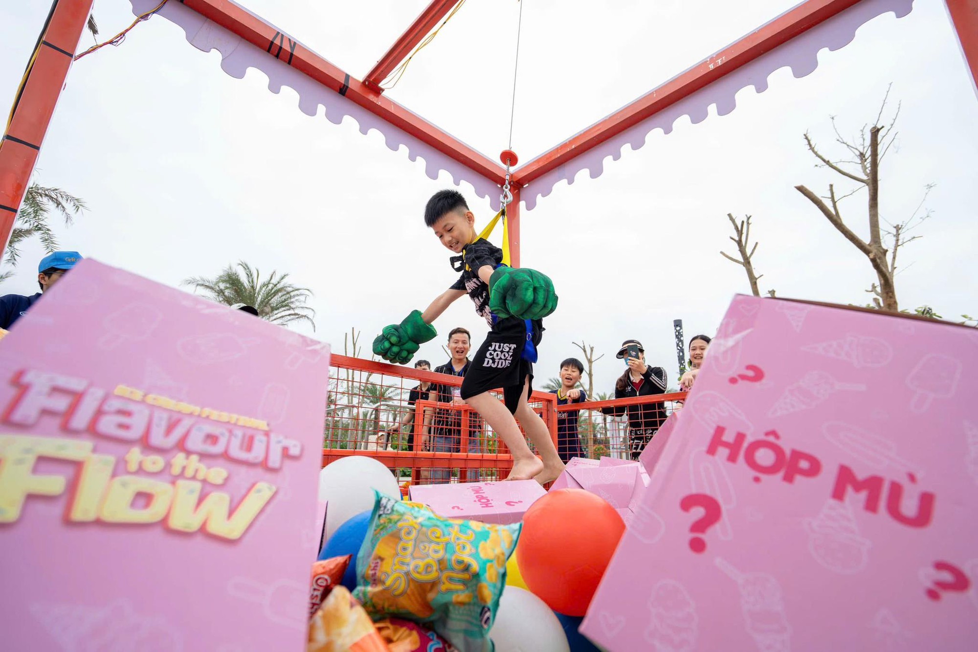 Hơn 10.000 người “đổ bộ” bờ biển Vlasta - Sầm Sơn tham gia Lễ Hội Kem trong dịp nghỉ lễ 30/4 - 01/05- Ảnh 3. Hơn 10.000 người “đổ bộ” bờ biển Vlasta - Sầm Sơn tham gia Lễ Hội Kem trong dịp nghỉ lễ 30/4 - 01/05- Ảnh 3.