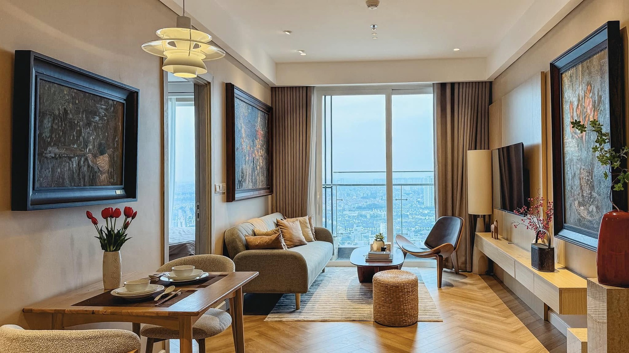 Căn hộ tối giản đậm chất sống an yên giữa lòng Hà Nội của đôi vợ chồng trung niên: Gọn gàng, đủ đầy và ấm áp đến từng góc nhỏ- Ảnh 1. Căn hộ tối giản đậm chất sống an yên giữa lòng Hà Nội của đôi vợ chồng trung niên: Gọn gàng, đủ đầy và ấm áp đến từng góc nhỏ- Ảnh 1.