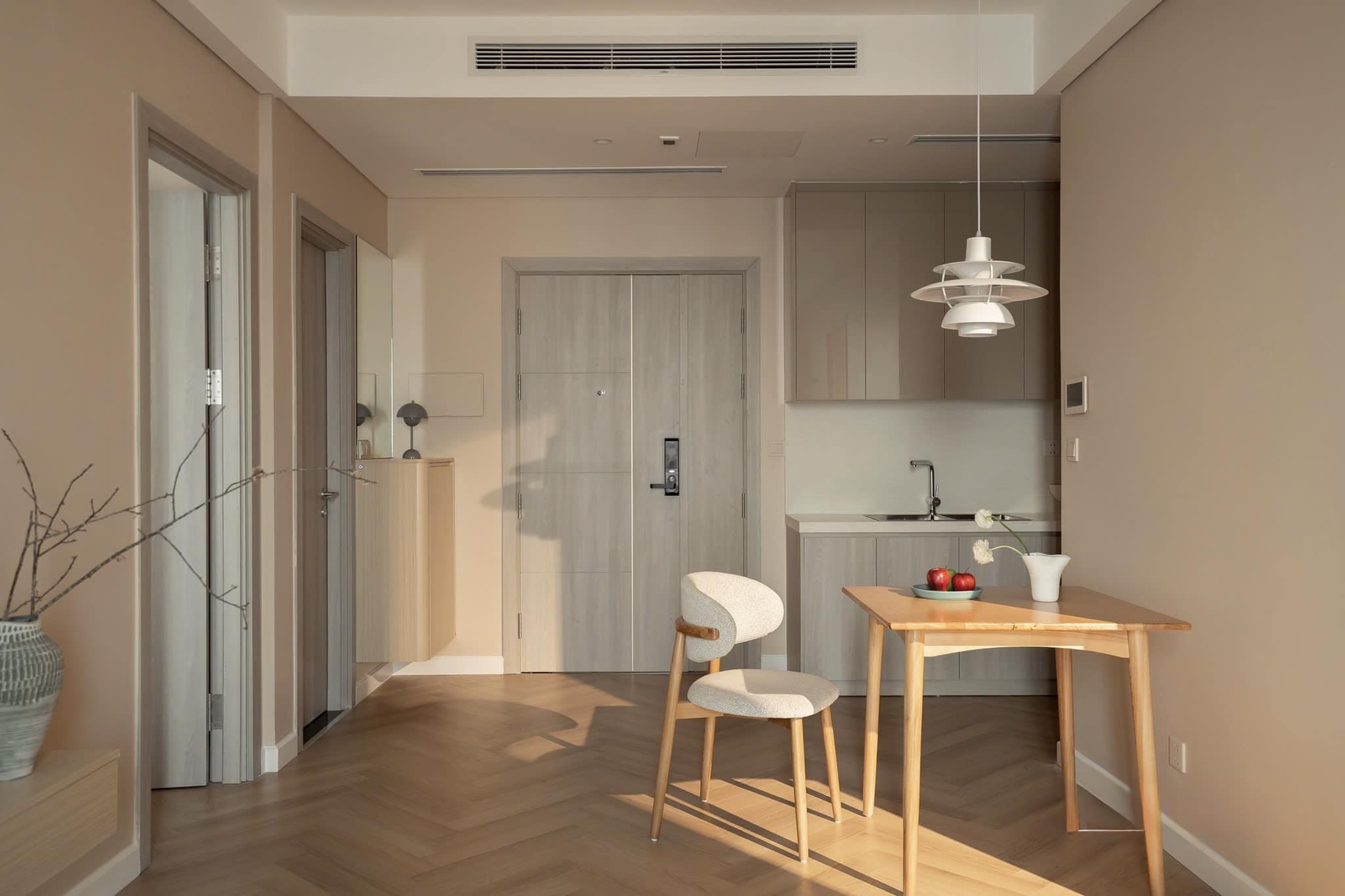 Căn hộ tối giản đậm chất sống an yên giữa lòng Hà Nội của đôi vợ chồng trung niên: Gọn gàng, đủ đầy và ấm áp đến từng góc nhỏ- Ảnh 4. Căn hộ tối giản đậm chất sống an yên giữa lòng Hà Nội của đôi vợ chồng trung niên: Gọn gàng, đủ đầy và ấm áp đến từng góc nhỏ- Ảnh 4.
