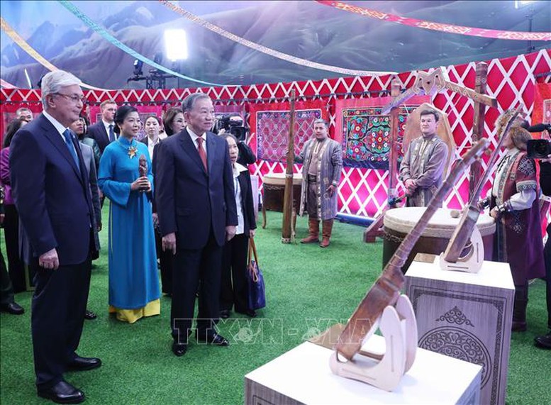 Tổng Bí thư Tô Lâm cùng Phu nhân tham quan Làng Văn hóa Dân tộc tại Kazakhstan- Ảnh 1. Tổng Bí thư Tô Lâm cùng Phu nhân tham quan Làng Văn hóa Dân tộc tại Kazakhstan- Ảnh 1.