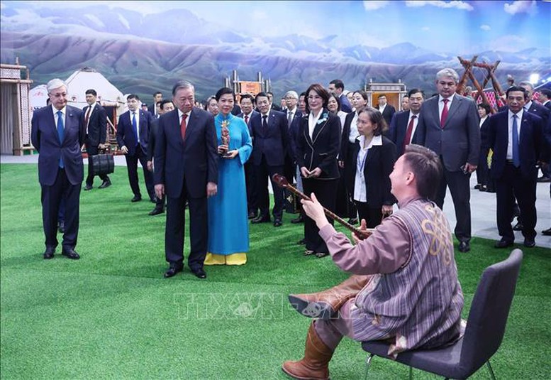 Tổng Bí thư Tô Lâm cùng Phu nhân tham quan Làng Văn hóa Dân tộc tại Kazakhstan- Ảnh 2. Tổng Bí thư Tô Lâm cùng Phu nhân tham quan Làng Văn hóa Dân tộc tại Kazakhstan- Ảnh 2.