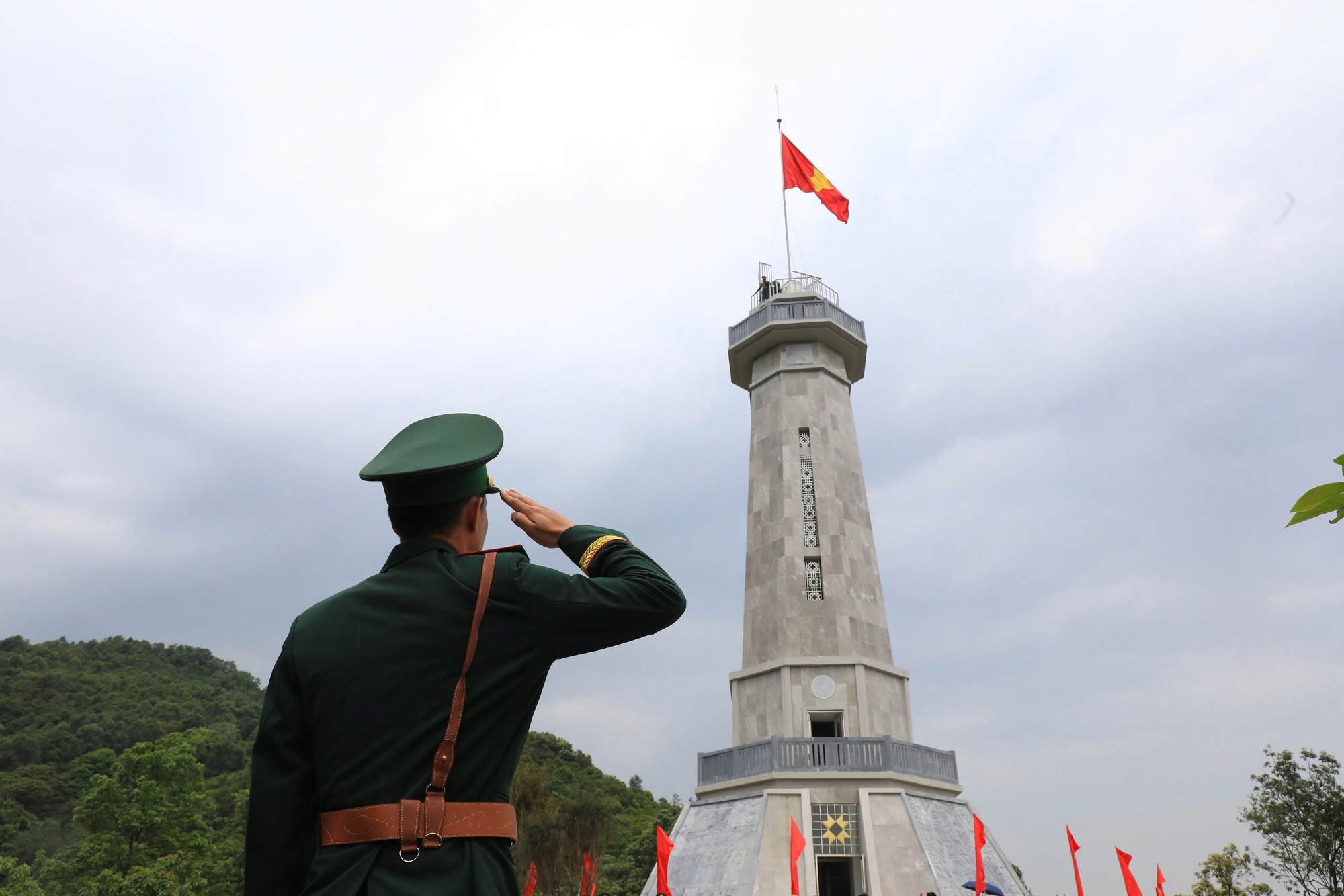 Lễ thượng cờ và gắn biển công trình Cột cờ A Pa Chải- Ảnh 1.