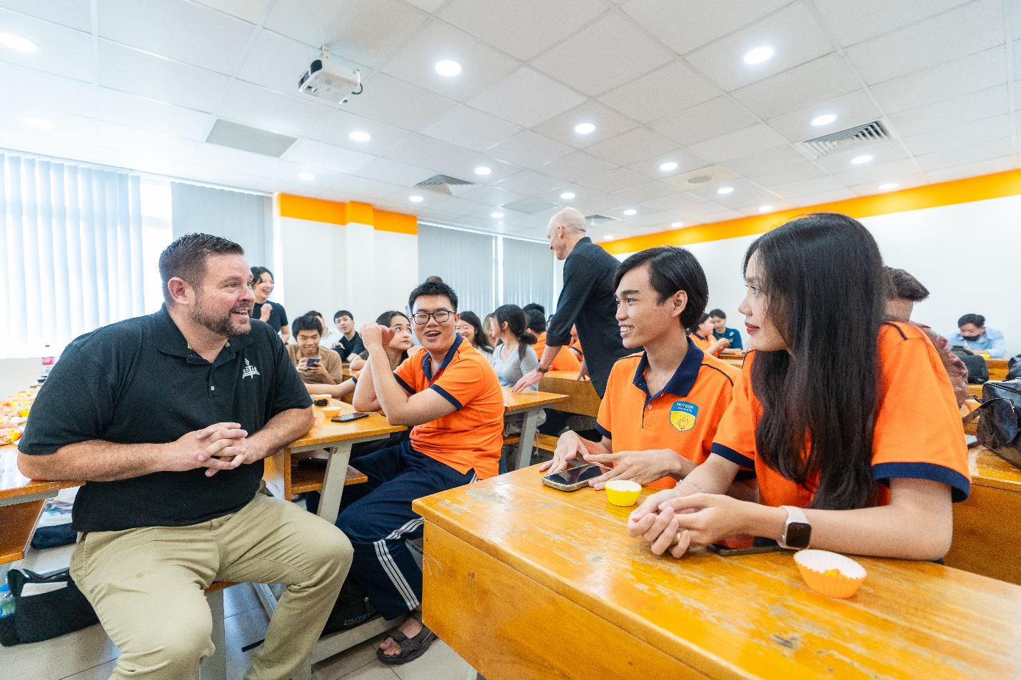Sinh viên Ngôn ngữ Anh HUTECH: Học thế nào để chinh phục thị trường toàn cầu- Ảnh 1. Sinh viên Ngôn ngữ Anh HUTECH: Học thế nào để chinh phục thị trường toàn cầu- Ảnh 1.