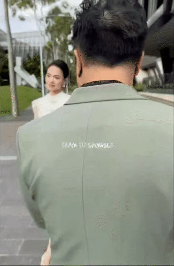 Victor Vũ dù có là "đạo diễn trăm tỷ" thì khi chụp ảnh cho vợ vẫn bị chỉnh như thường: Lia cam cả nghìn góc, vợ mà không đăng là hiểu rồi đấy!- Ảnh 5. Victor Vũ dù có là "đạo diễn trăm tỷ" thì khi chụp ảnh cho vợ vẫn bị chỉnh như thường: Lia cam cả nghìn góc, vợ mà không đăng là hiểu rồi đấy!- Ảnh 5.
