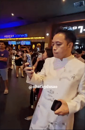 Victor Vũ dù có là "đạo diễn trăm tỷ" thì khi chụp ảnh cho vợ vẫn bị chỉnh như thường: Lia cam cả nghìn góc, vợ mà không đăng là hiểu rồi đấy!- Ảnh 7. Victor Vũ dù có là "đạo diễn trăm tỷ" thì khi chụp ảnh cho vợ vẫn bị chỉnh như thường: Lia cam cả nghìn góc, vợ mà không đăng là hiểu rồi đấy!- Ảnh 7.