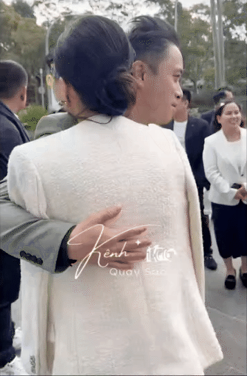 Victor Vũ dù có là "đạo diễn trăm tỷ" thì khi chụp ảnh cho vợ vẫn bị chỉnh như thường: Lia cam cả nghìn góc, vợ mà không đăng là hiểu rồi đấy!- Ảnh 2. Victor Vũ dù có là "đạo diễn trăm tỷ" thì khi chụp ảnh cho vợ vẫn bị chỉnh như thường: Lia cam cả nghìn góc, vợ mà không đăng là hiểu rồi đấy!- Ảnh 2.