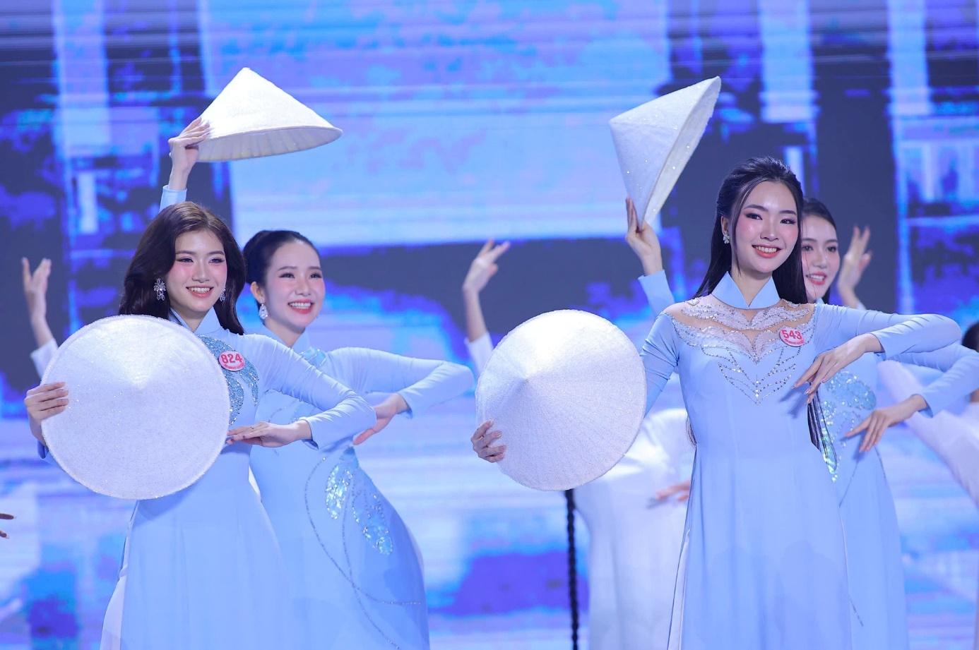 Nội y áo dài chuyên sâu - item bí mật khiến cư dân mạng dậy sóng sau đêm diễn Hoa hậu Việt Nam 2024 là gì?- Ảnh 1. Nội y áo dài chuyên sâu - item bí mật khiến cư dân mạng dậy sóng sau đêm diễn Hoa hậu Việt Nam 2024 là gì?- Ảnh 1.