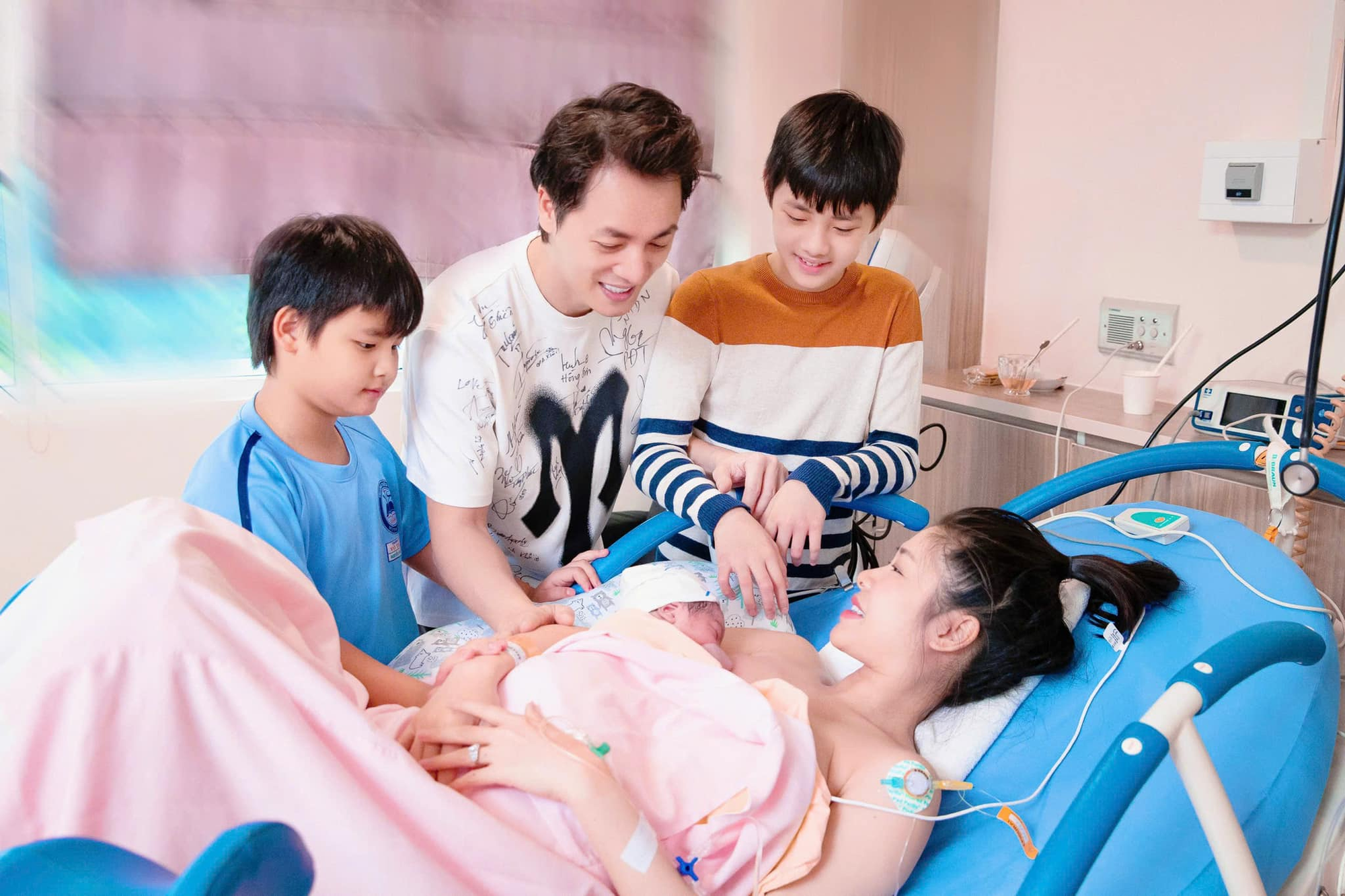 Chuyến đi xa đầu đời của bé út nhà Đăng Khôi - Thủy Anh: Dân tình vừa được dịp ngắm cả 3 quý tử, vừa ngạc nhiên với visual không thua gì bố của cậu cả- Ảnh 3.