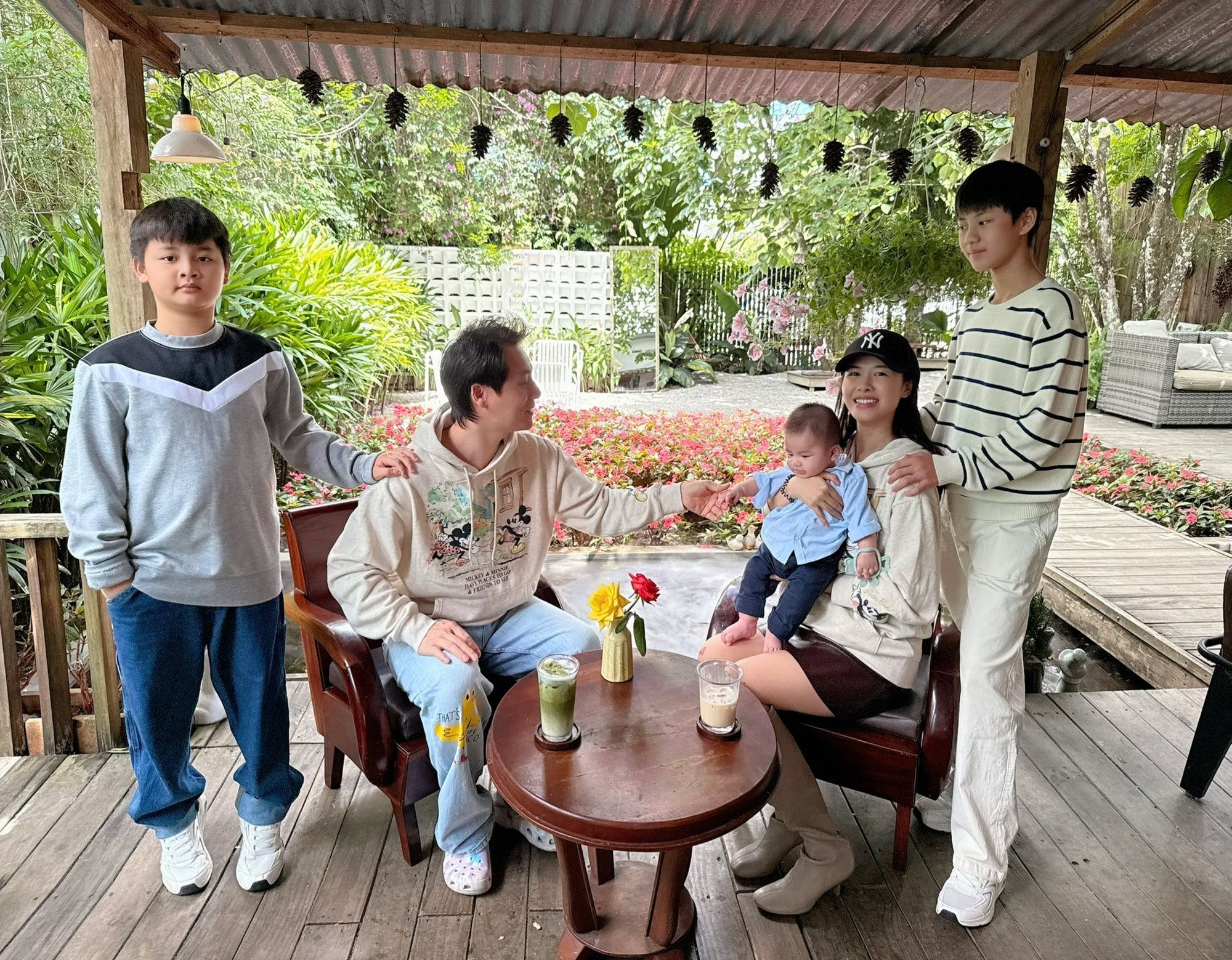 Chuyến đi xa đầu đời của bé út nhà Đăng Khôi - Thủy Anh: Dân tình vừa được dịp ngắm cả 3 quý tử, vừa ngạc nhiên với visual không thua gì bố của cậu cả- Ảnh 7.