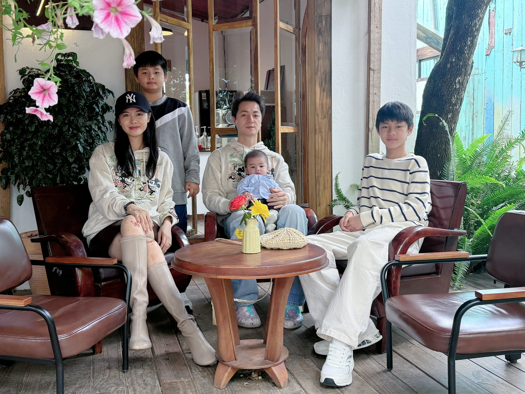 Chuyến đi xa đầu đời của bé út nhà Đăng Khôi - Thủy Anh: Dân tình vừa được dịp ngắm cả 3 quý tử, vừa ngạc nhiên với visual không thua gì bố của cậu cả- Ảnh 6.