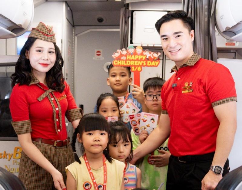 Trải nghiệm đặc biệt Vietjet dành tặng các thiên thần nhỏ dịp Quốc tế thiếu nhi 1/6- Ảnh 1. Trải nghiệm đặc biệt Vietjet dành tặng các thiên thần nhỏ dịp Quốc tế thiếu nhi 1/6- Ảnh 1.