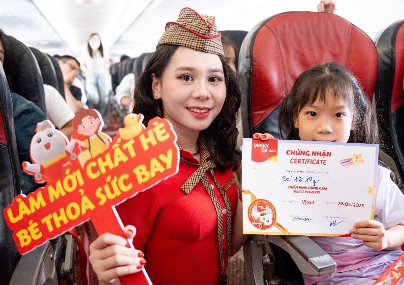 Trải nghiệm đặc biệt Vietjet dành tặng các thiên thần nhỏ dịp Quốc tế thiếu nhi 1/6- Ảnh 2. Trải nghiệm đặc biệt Vietjet dành tặng các thiên thần nhỏ dịp Quốc tế thiếu nhi 1/6- Ảnh 2.