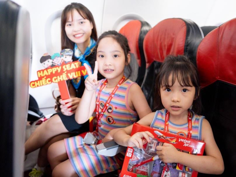 Trải nghiệm đặc biệt Vietjet dành tặng các thiên thần nhỏ dịp Quốc tế thiếu nhi 1/6- Ảnh 3. Trải nghiệm đặc biệt Vietjet dành tặng các thiên thần nhỏ dịp Quốc tế thiếu nhi 1/6- Ảnh 3.