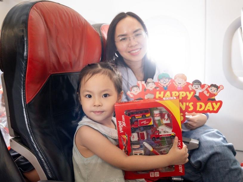 Trải nghiệm đặc biệt Vietjet dành tặng các thiên thần nhỏ dịp Quốc tế thiếu nhi 1/6- Ảnh 4. Trải nghiệm đặc biệt Vietjet dành tặng các thiên thần nhỏ dịp Quốc tế thiếu nhi 1/6- Ảnh 4.