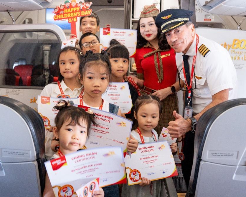 Trải nghiệm đặc biệt Vietjet dành tặng các thiên thần nhỏ dịp Quốc tế thiếu nhi 1/6- Ảnh 5. Trải nghiệm đặc biệt Vietjet dành tặng các thiên thần nhỏ dịp Quốc tế thiếu nhi 1/6- Ảnh 5.