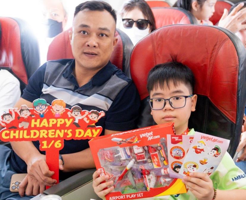 Trải nghiệm đặc biệt Vietjet dành tặng các thiên thần nhỏ dịp Quốc tế thiếu nhi 1/6- Ảnh 6. Trải nghiệm đặc biệt Vietjet dành tặng các thiên thần nhỏ dịp Quốc tế thiếu nhi 1/6- Ảnh 6.