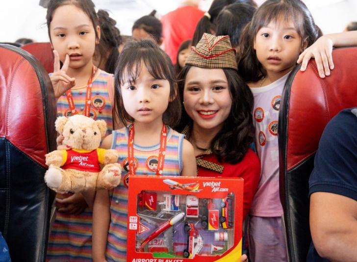 Trải nghiệm đặc biệt Vietjet dành tặng các thiên thần nhỏ dịp Quốc tế thiếu nhi 1/6- Ảnh 7. Trải nghiệm đặc biệt Vietjet dành tặng các thiên thần nhỏ dịp Quốc tế thiếu nhi 1/6- Ảnh 7.