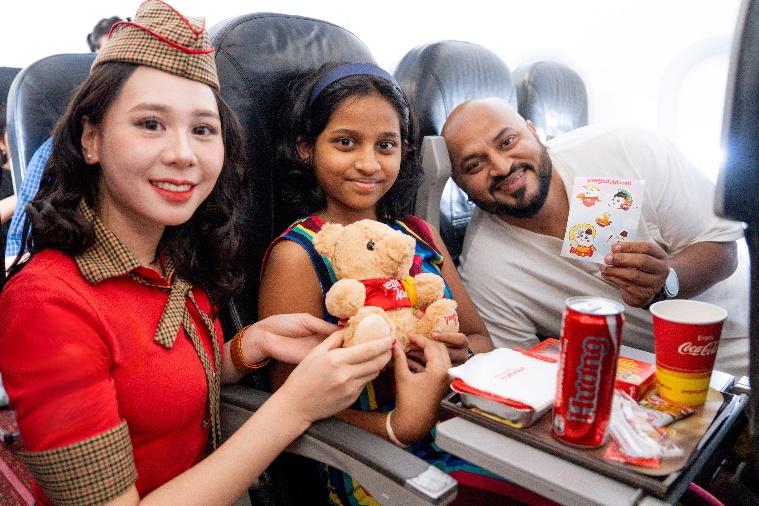 Trải nghiệm đặc biệt Vietjet dành tặng các thiên thần nhỏ dịp Quốc tế thiếu nhi 1/6- Ảnh 8. Trải nghiệm đặc biệt Vietjet dành tặng các thiên thần nhỏ dịp Quốc tế thiếu nhi 1/6- Ảnh 8.