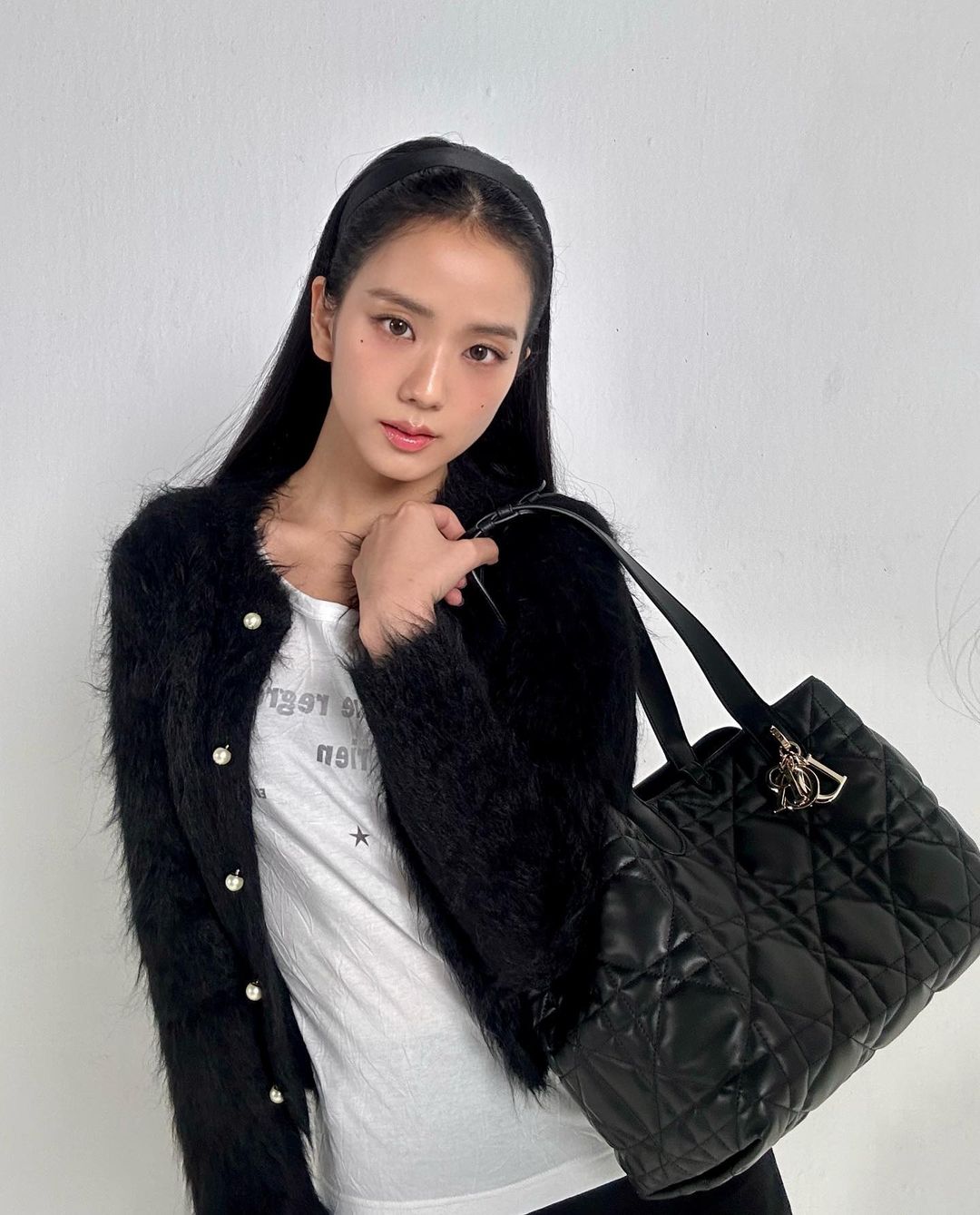 Tiểu Vy đụng túi 100 triệu với Jisoo, đọ visual khó phân thắng bại- Ảnh 5. Tiểu Vy đụng túi 100 triệu với Jisoo, đọ visual khó phân thắng bại- Ảnh 5.