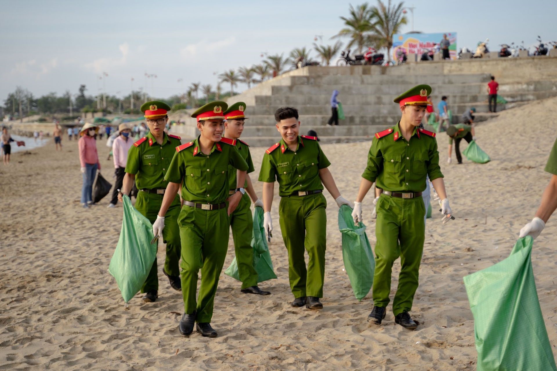 "Cùng hành động vì biển xanh": Hành trình của 10.000 trái tim lan tỏa thông điệp sống xanh- Ảnh 3. "Cùng hành động vì biển xanh": Hành trình của 10.000 trái tim lan tỏa thông điệp sống xanh- Ảnh 3.