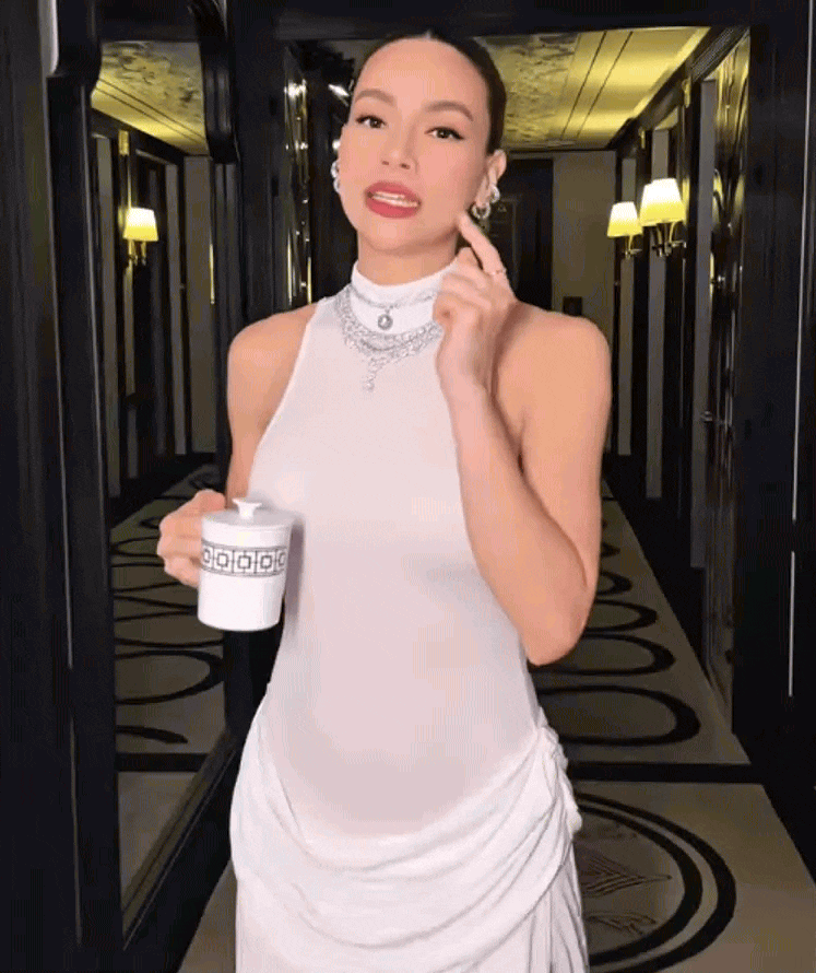 Hà Hồ cầm khư khư "chiếc cốc của hội nhà giàu", nhìn đơn giản mà giá không hề rẻ- Ảnh 1. Hà Hồ cầm khư khư "chiếc cốc của hội nhà giàu", nhìn đơn giản mà giá không hề rẻ- Ảnh 1.