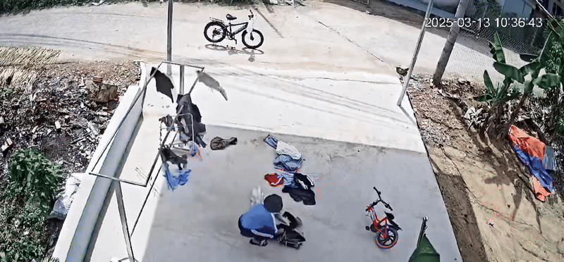 Đang đi, cậu bé bỗng dựng xe đạp và bước vào nhà một người lạ ven đường rồi làm hành động khiến dân tình bất ngờ- Ảnh 2. Đang đi, cậu bé bỗng dựng xe đạp và bước vào nhà một người lạ ven đường rồi làm hành động hi88.com đăng nhậpến dân tình bất ngờ- Ảnh 2.