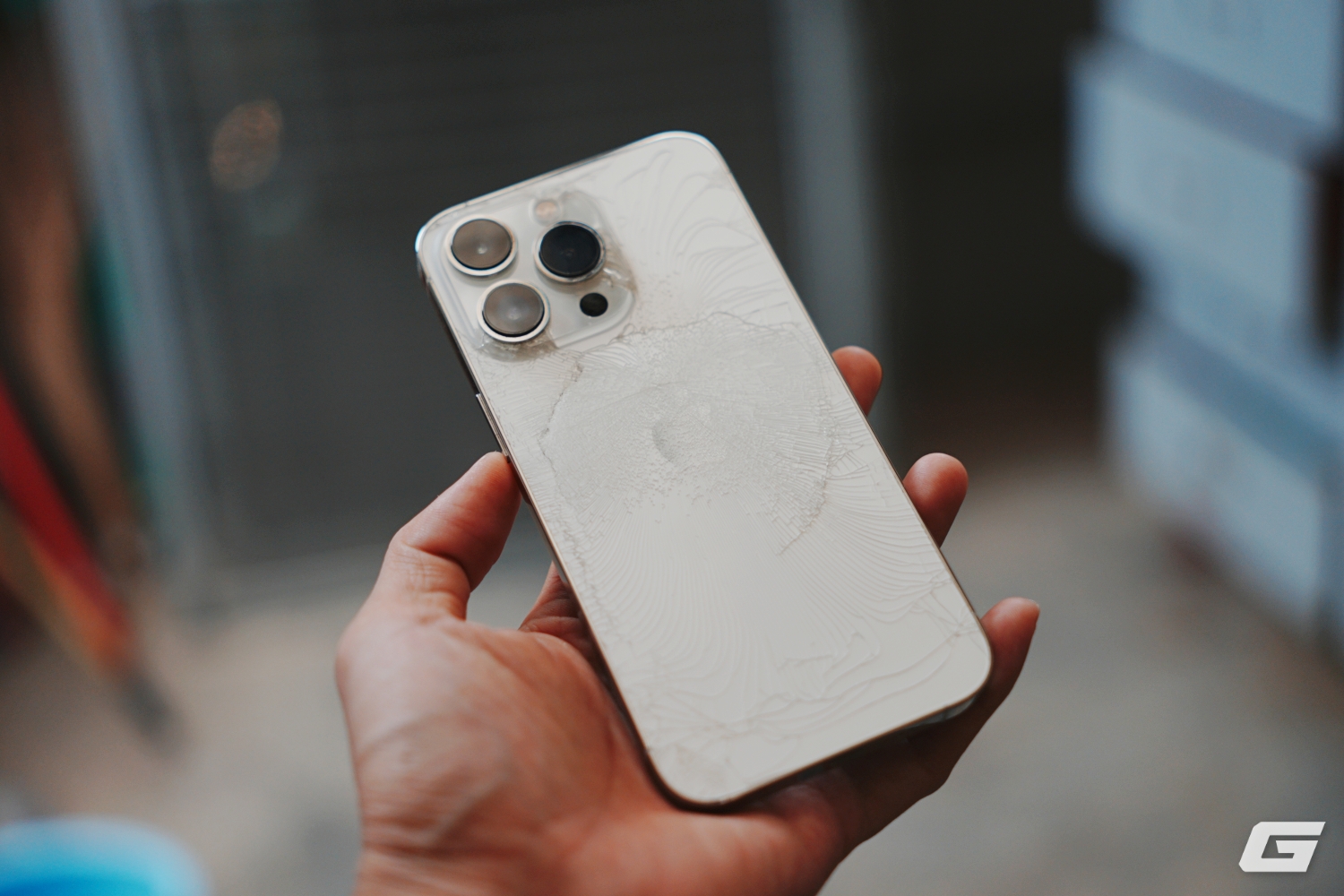 iPhone 13 Pro sau 2 năm: Mặt lưng vỡ nát, pin còn 82%, không muốn lên đời nhưng có thể phải nghĩ lại vì iOS 26- Ảnh 3.