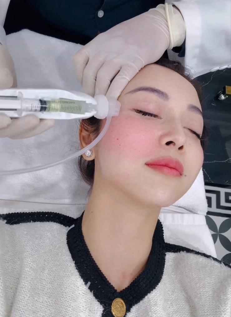 Mẹ 4 con Jennifer Phạm trẻ mãi không già: Bí quyết không chỉ là ăn uống và tập luyện mà còn "bơm" đều vào da 1 thứ để tăng collagen- Ảnh 4. Mẹ 4 con Jennifer Phạm trẻ mãi không già: Bí quyết không chỉ là ăn uống và tập luyện mà còn "bơm" đều vào da 1 thứ để tăng collagen- Ảnh 4.