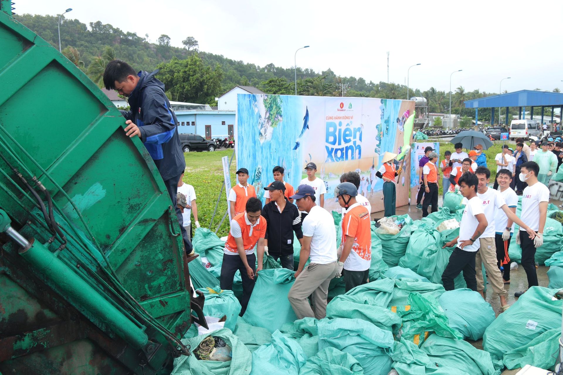 "Cùng hành động vì biển xanh": Hành trình của 10.000 trái tim lan tỏa thông điệp sống xanh- Ảnh 4. "Cùng hành động vì biển xanh": Hành trình của 10.000 trái tim lan tỏa thông điệp sống xanh- Ảnh 4.