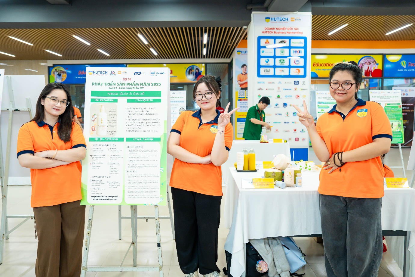 Sinh viên ngành Thẩm mỹ - Sinh học - Thực phẩm - Môi trường HUTECH giới thiệu đồ án giàu giá trị thực tiễn- Ảnh 3. hi88.com lừa đảo viên ngành Thẩm mỹ - hi88.com lừa đảo học - Thực phẩm - Môi trường HUTECH giới thiệu đồ án giàu giá trị thực tiễn- Ảnh 3.