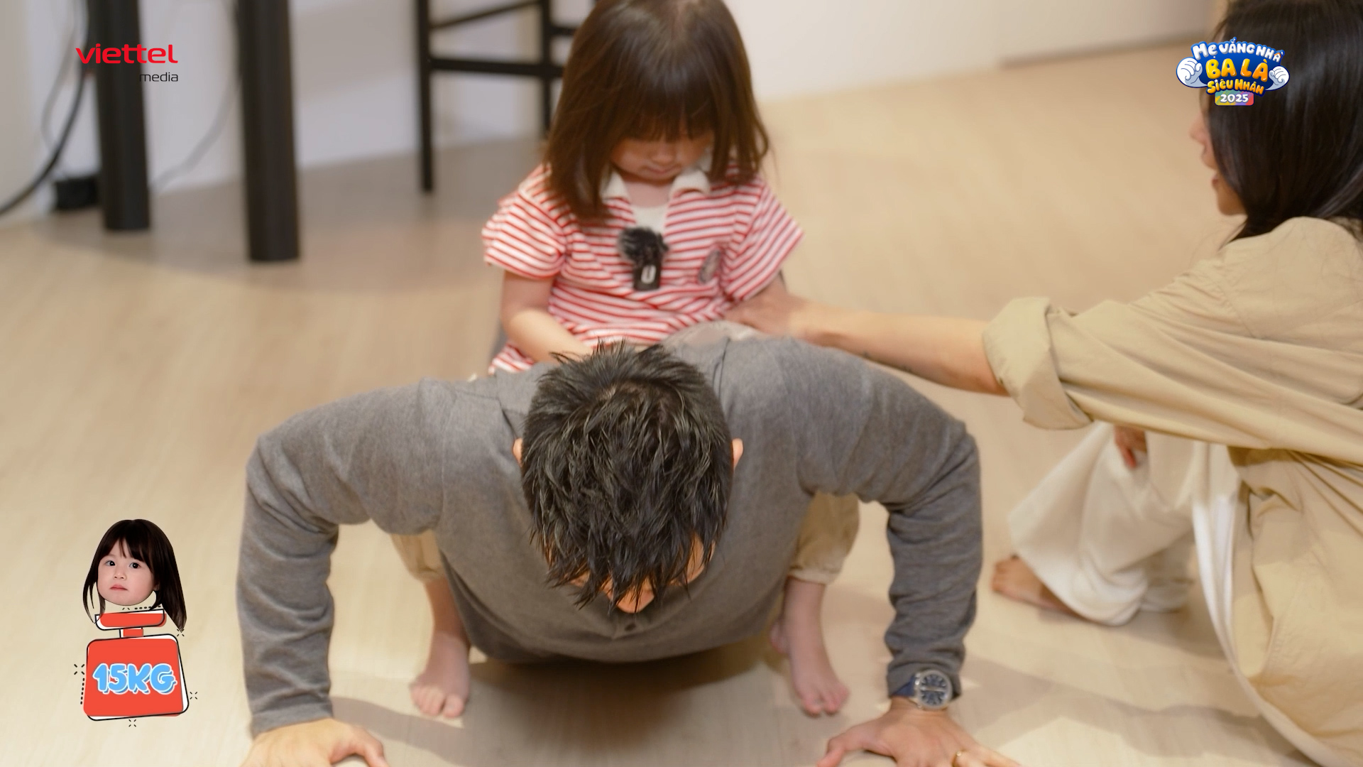 Có chuyện gì khiến cô bé tỏa nắng như Pamiuoi phải gục đầu vào vai ba Long òa khóc nức nở?- Ảnh 3. Có chuyện gì khiến cô bé tỏa nắng như Pamiuoi phải gục đầu vào vai ba Long òa khóc nức nở?- Ảnh 3.