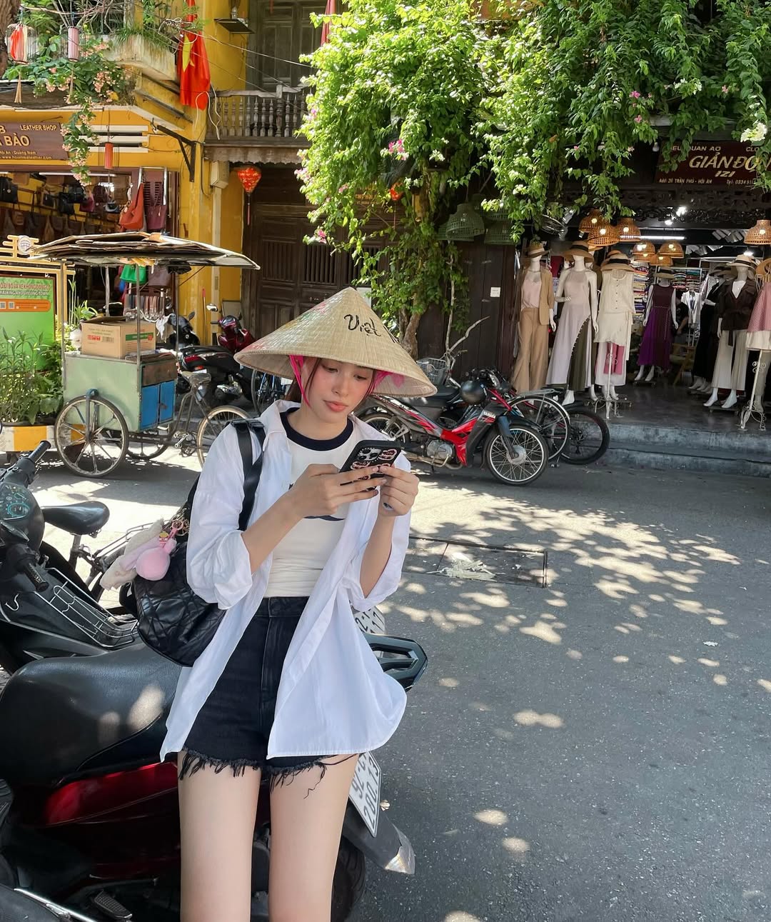 Tiểu Vy đụng túi 100 triệu với Jisoo, đọ visual khó phân thắng bại- Ảnh 3. Tiểu Vy đụng túi 100 triệu với Jisoo, đọ visual khó phân thắng bại- Ảnh 3.