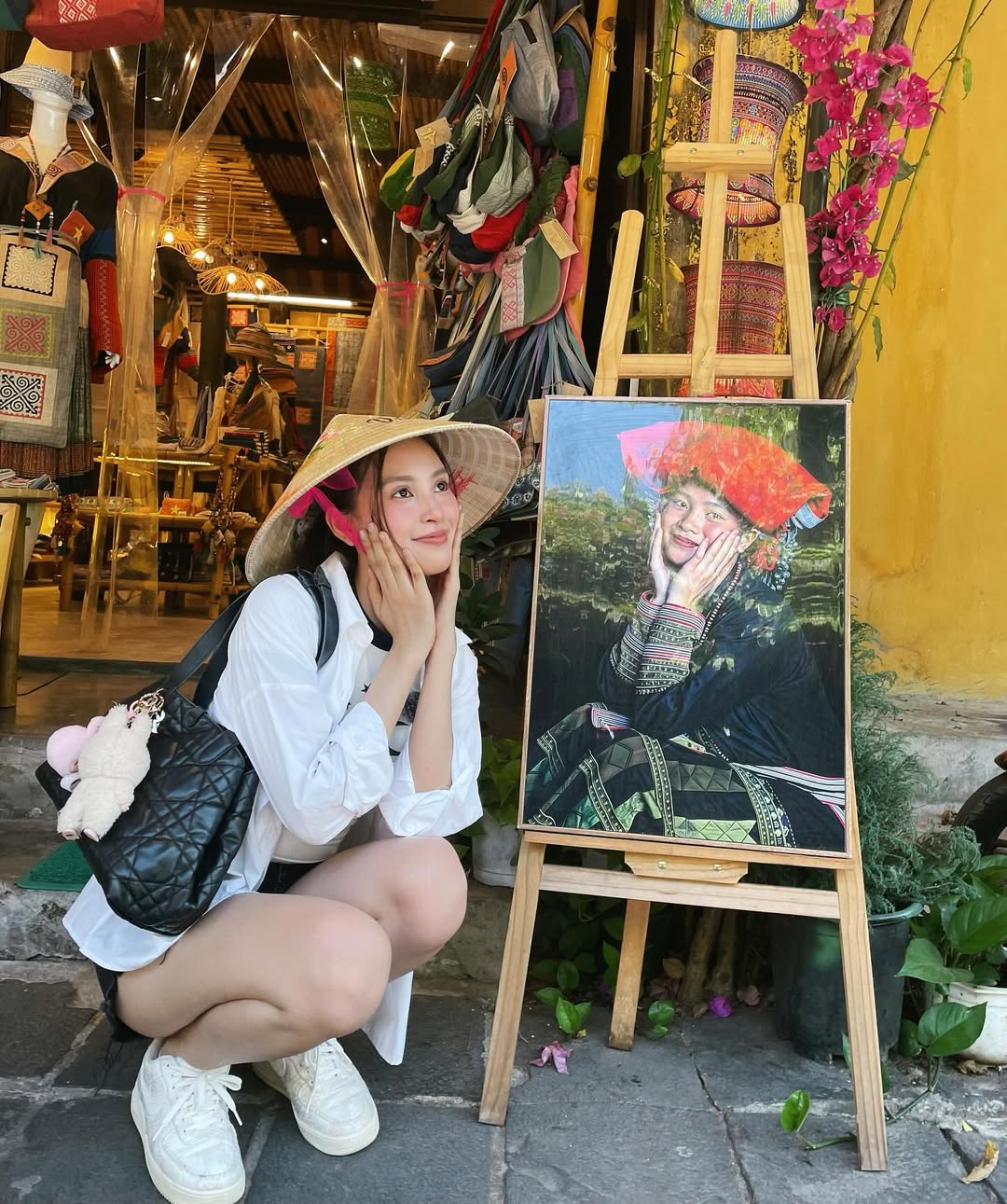 Tiểu Vy đụng túi 100 triệu với Jisoo, đọ visual khó phân thắng bại- Ảnh 2. Tiểu Vy đụng túi 100 triệu với Jisoo, đọ visual khó phân thắng bại- Ảnh 2.