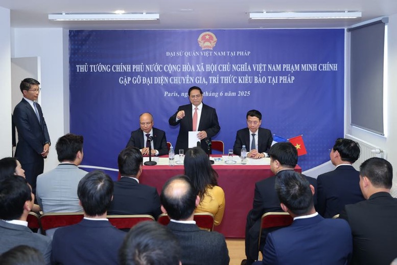 Thủ tướng làm việc với các chuyên gia kiều bào: Sẵn sàng góp sức để đất nước làm chủ các công nghệ chiến lược- Ảnh 1. Thủ tướng làm việc với các chuyên gia kiều bào: Sẵn sàng góp sức để đất nước làm chủ các công nghệ chiến lược- Ảnh 1.