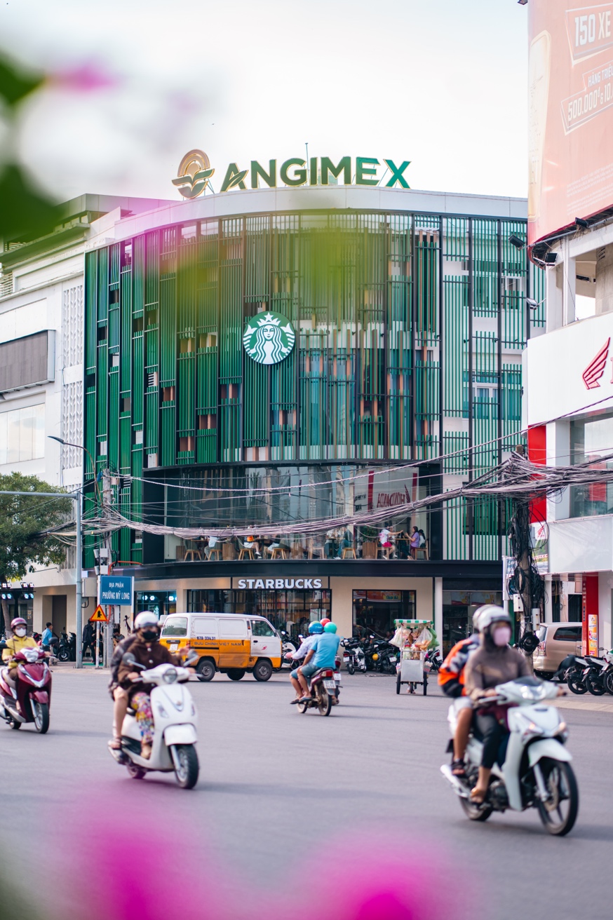 Starbucks Long Xuyên: Không gian hiện đại giữa lòng miền Tây, hút giới trẻ check-in rần rần- Ảnh 2. hi88.com đăng nhập Xuyên: Không gian hiện đại giữa lòng miền Tây, hút giới trẻ check-in rần rần- Ảnh 2.
