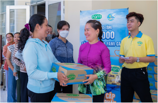 Fami Canxi viết tiếp hành trình lan tỏa yêu thương cùng Chuyến Xe Nhân Ái- Ảnh 3. hi88.com - hi88.win viết tiếp hành trình lan tỏa yêu thương cùng Chuyến Xe Nhân Ái- Ảnh 3.