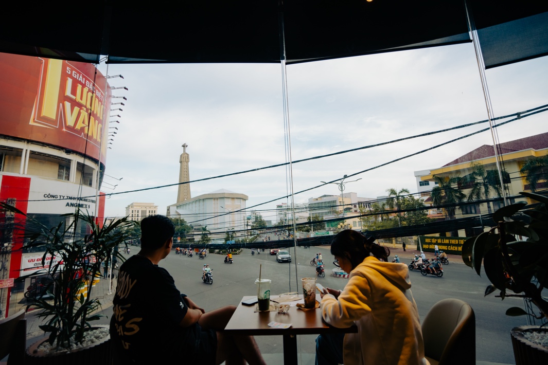 Starbucks Long Xuyên: Không gian hiện đại giữa lòng miền Tây, hút giới trẻ check-in rần rần- Ảnh 3. hi88.com đăng nhập Xuyên: Không gian hiện đại giữa lòng miền Tây, hút giới trẻ check-in rần rần- Ảnh 3.