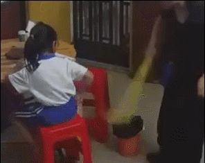 Đoạn video trích từ camera giám sát phơi bày sự thật kinh hoàng của một gia đình, đến Chương Tử Di cũng phải lên tiếng- Ảnh 1. Đoạn video trích từ camera giám sát phơi bày sự thật kinh hoàng của một gia đình, đến Chương Tử Di cũng phải lên tiếng- Ảnh 1.