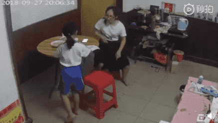 Đoạn video trích từ camera giám sát phơi bày sự thật kinh hoàng của một gia đình, đến Chương Tử Di cũng phải lên tiếng- Ảnh 2. Đoạn video trích từ camera giám sát phơi bày sự thật kinh hoàng của một gia đình, đến Chương Tử Di cũng phải lên tiếng- Ảnh 2.