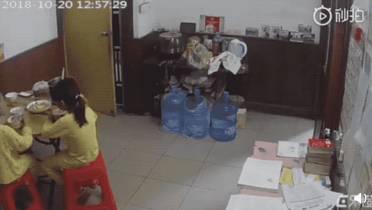 Đoạn video trích từ camera giám sát phơi bày sự thật kinh hoàng của một gia đình, đến Chương Tử Di cũng phải lên tiếng- Ảnh 3. Đoạn video trích từ camera giám sát phơi bày sự thật kinh hoàng của một gia đình, đến Chương Tử Di cũng phải lên tiếng- Ảnh 3.