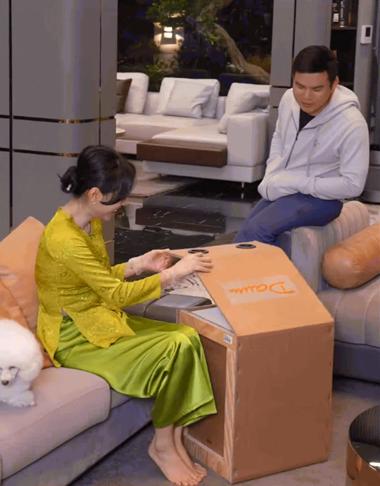 "Á hậu khéo nịnh chồng" chi 900 triệu mua quà sinh nhật chồng, ông xã phán ngay câu: "Toàn đồ linh tinh"- Ảnh 1. hi88.com lừa đảo