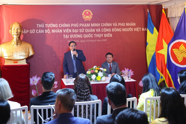 Thủ tướng gặp gỡ kiều bào tại Thụy Điển: 'Tự lo được cho mình cũng là yêu nước'- Ảnh 2. Thủ tướng gặp gỡ kiều bào tại Thụy Điển: 'Tự lo được cho mình cũng là yêu nước'- Ảnh 2.
