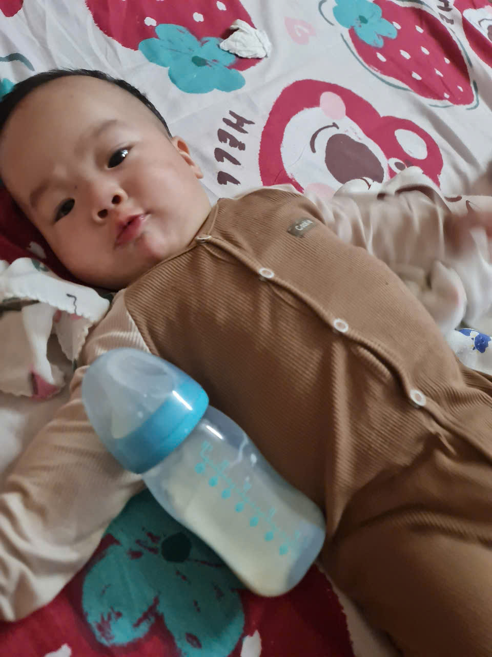 Review chiếc bình sữa cổ hẹp giá rẻ bằng cốc trà sữa, được mệnh danh là "chiến thần", chinh phục cả những em bé "chê bình" nhất!- Ảnh 1.